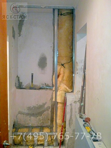 Ремонт маленькой ванной комнаты - монтаж короба и звукоизоляция минватой стояка канализации, чтобы не слышно было шума